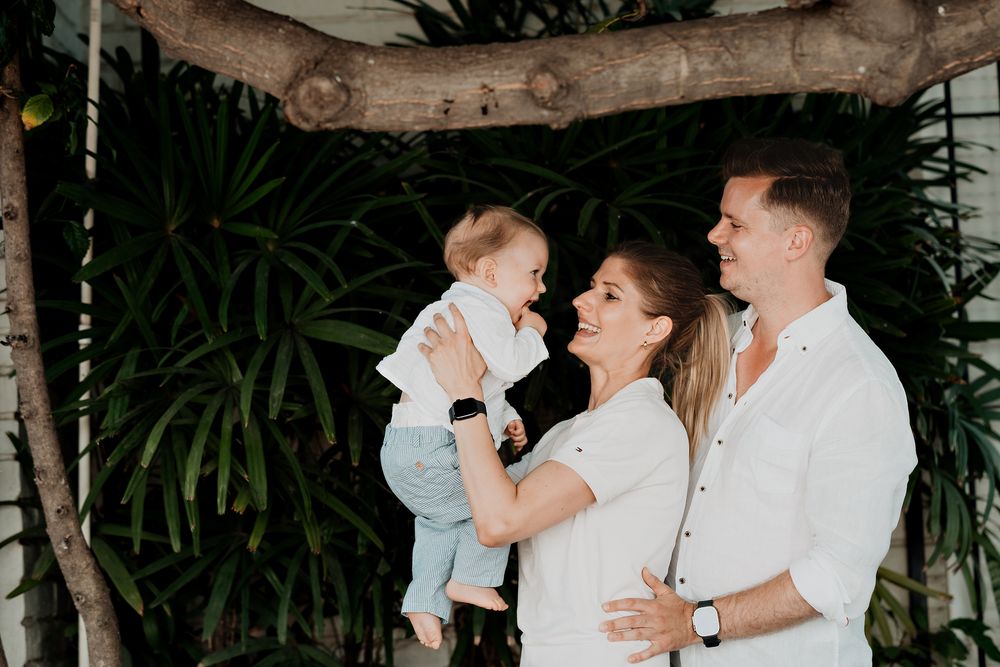 Madre cargando al bebé mientras el padre la abraza