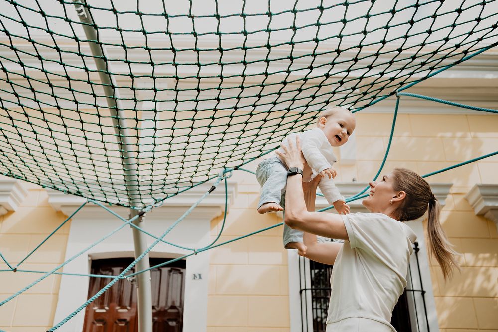 Madre cargando a su bebé en una sesión familiar