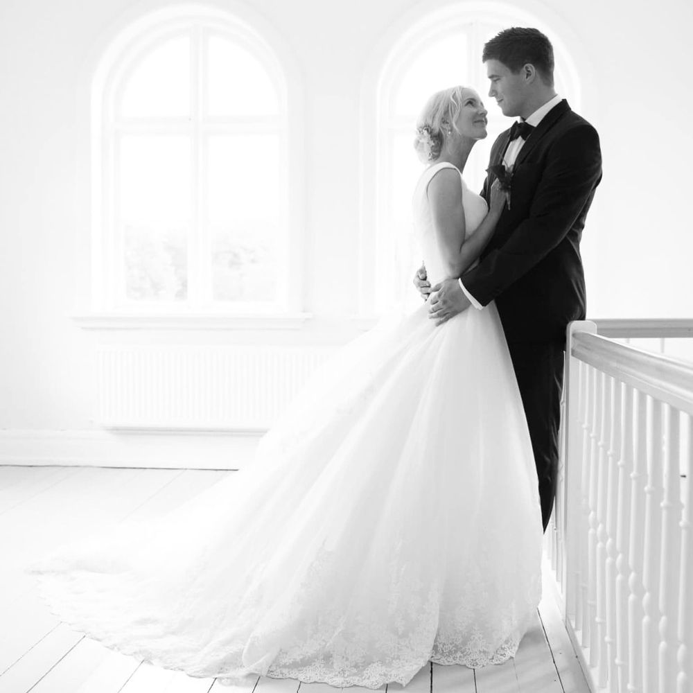Kristian Bast, vinder af guld i bedste bryllupsfoto, fanger magiske øjeblikke med ekspertise og passion. Oplev hans prisvindende arbejde!