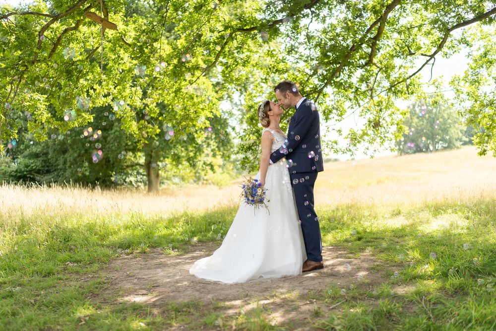 Bryllupsfotograf med hjertet først
Kristian Bast leverer elegante, ærlige og stemningsfyldte billeder, præcis som jeres dag føles – intet op