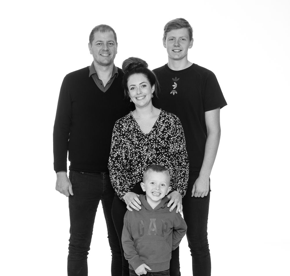 familiefoto minder for evigt photoshoot ved Kristian Bast fotograf Hjørring portræt familiefoto minder for livet Photoshoot ByBast fotograf