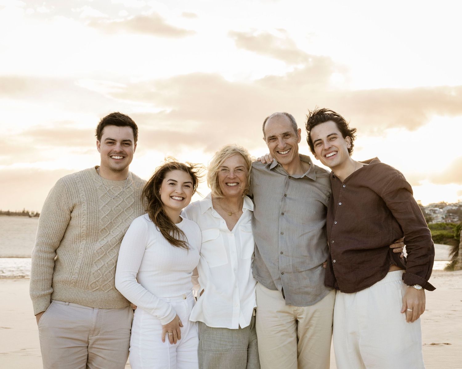 Family photoshoot with teenage kids in golden hour at Turimetta Beach