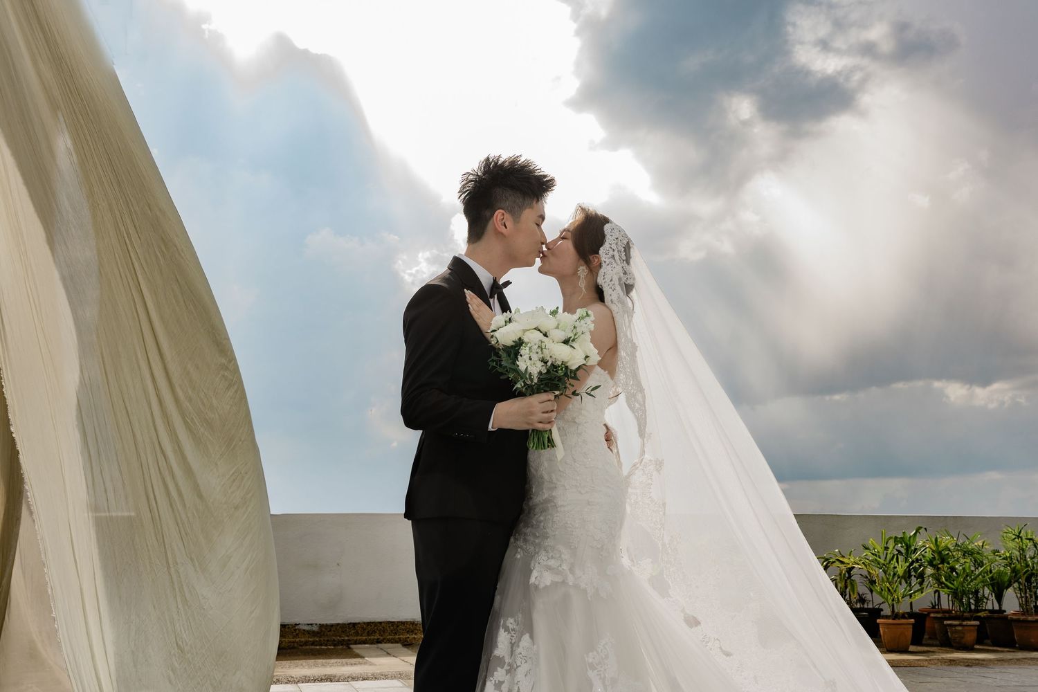 Jasmine and Zu Hao at their outdoor garden style wedding at RH hotel, poolside, Sibu, Sarawak.