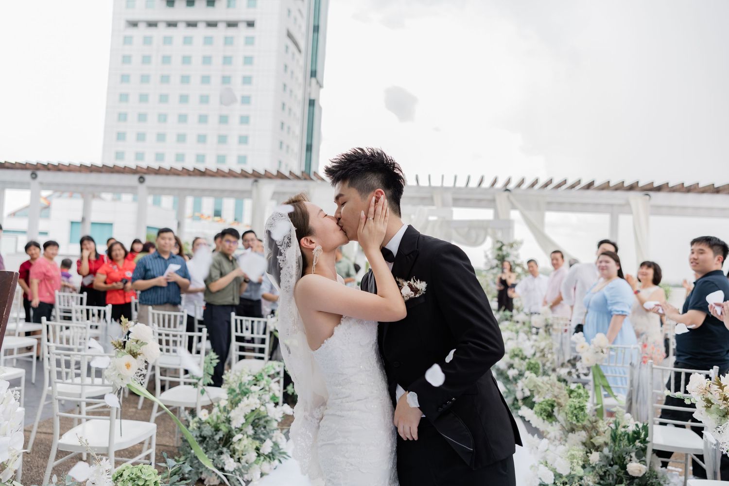 Jasmine and Zu Hao at their outdoor garden style wedding at RH hotel, poolside, Sibu, Sarawak.