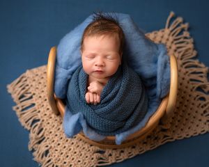 maternity photography brisbane newborn photography brisbane basket prop blue brown neutral swaddled bight colourful