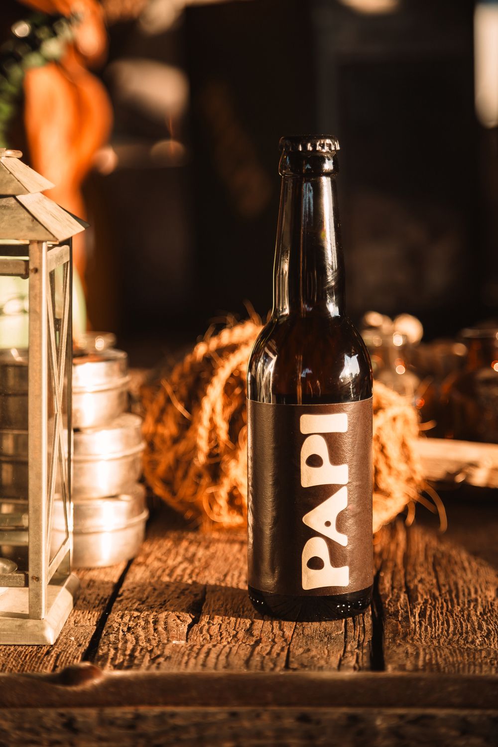Un reportage photo immersif au cœur d'une brasserie artisanale provençale.