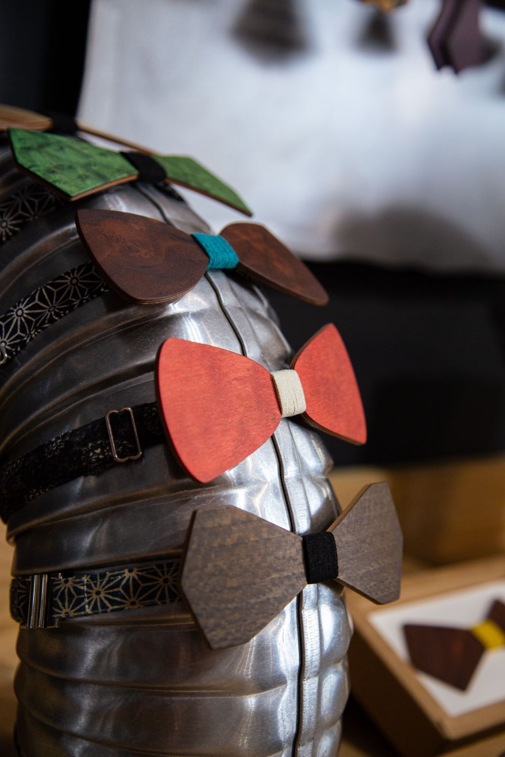 Nœuds papillons en bois façonnée à la main — la photographie d'artisanat comme vitrine d'excellence, depuis L'Isle-sur-la-Sorgue.