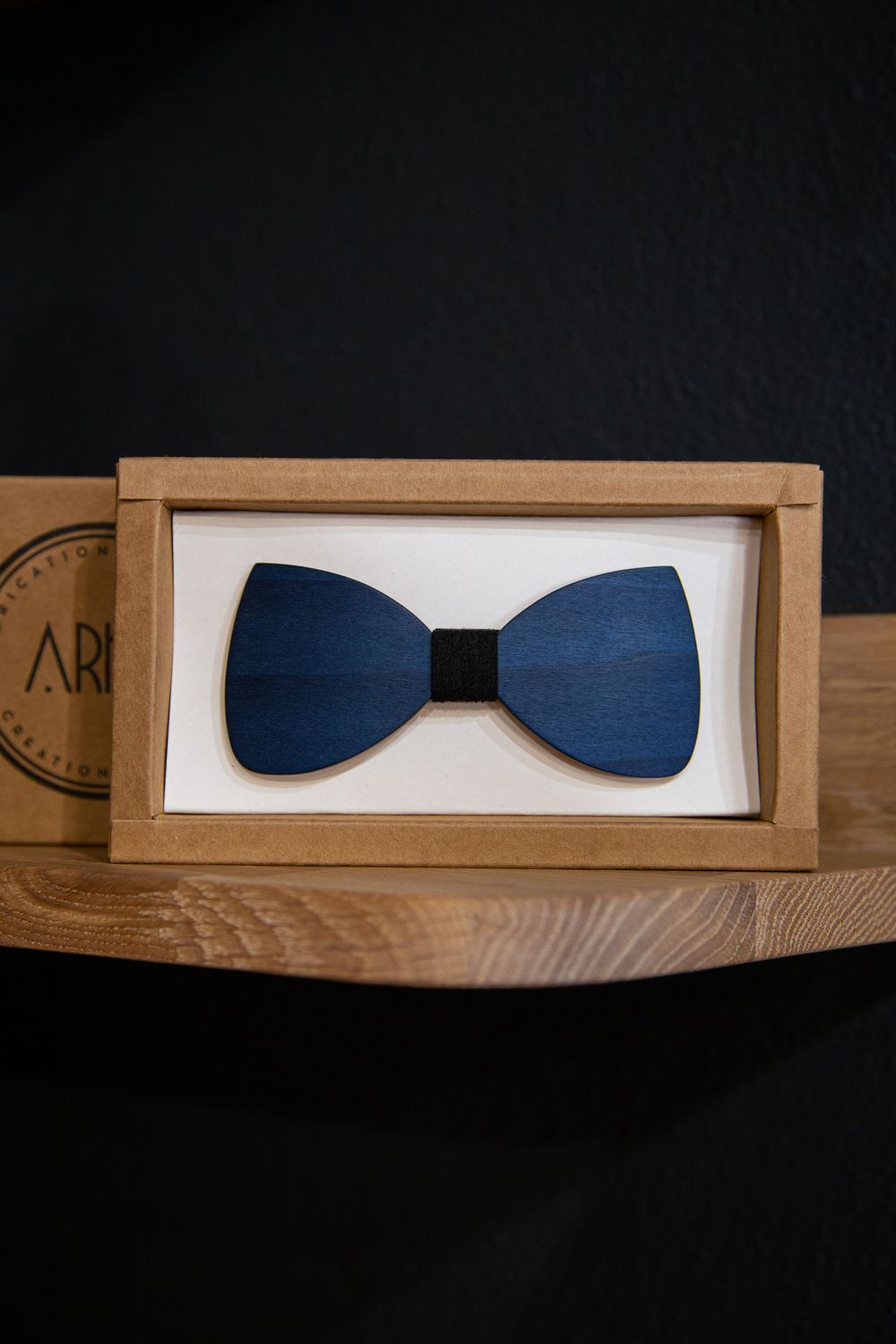 Reportage photo d'artisan créateur — lunettes, bijoux, luminaires en bois : quand la nature devient objet de désir.