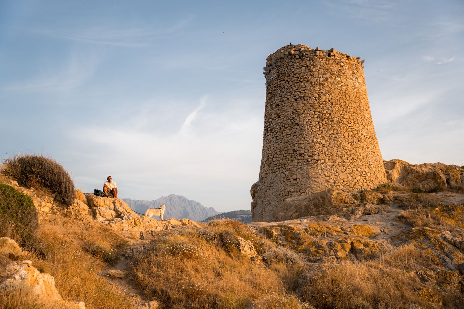 tour génoise à l'île rousse au coucher du soleil