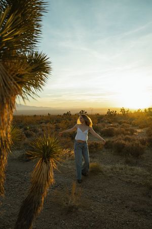 Senior photoshoot, senior photo inspo, senior photos in desert, utah senior photographer, joshua tree senior photos