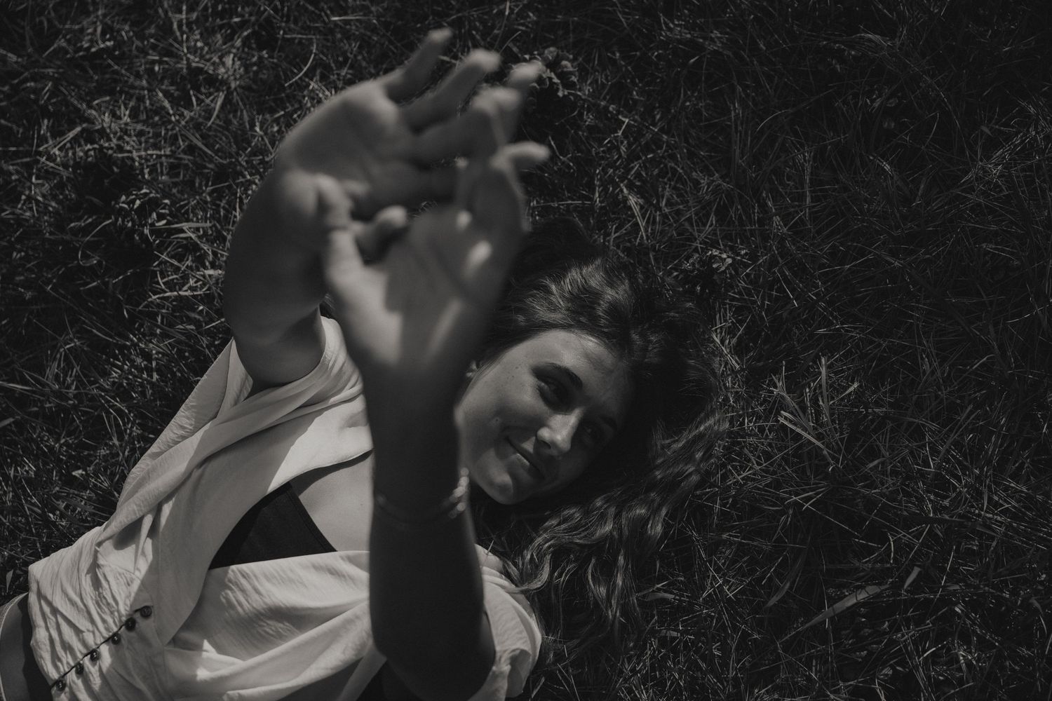 Senior photoshoot, senior photo inspo, senior photos in mountains, utah senior photographer, senior poses laying down in grass