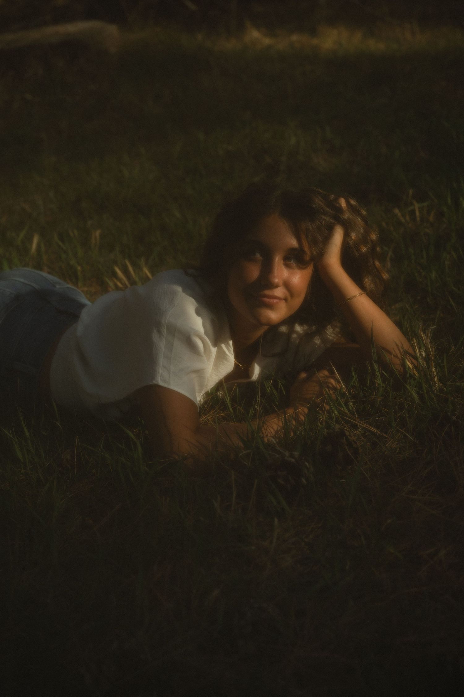 Senior photoshoot, senior photo inspo, senior photos in mountains, utah senior photographer, senior poses laying down in grass