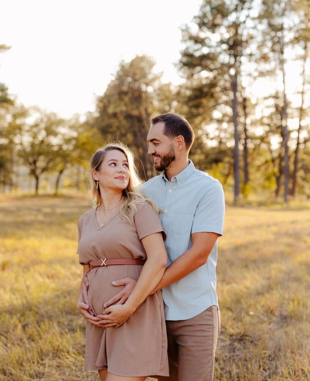 maternity photo at pioneers park at sunset, fall photos in lincoln ne, maternity photo session lincoln ne, lincoln ne family photographers