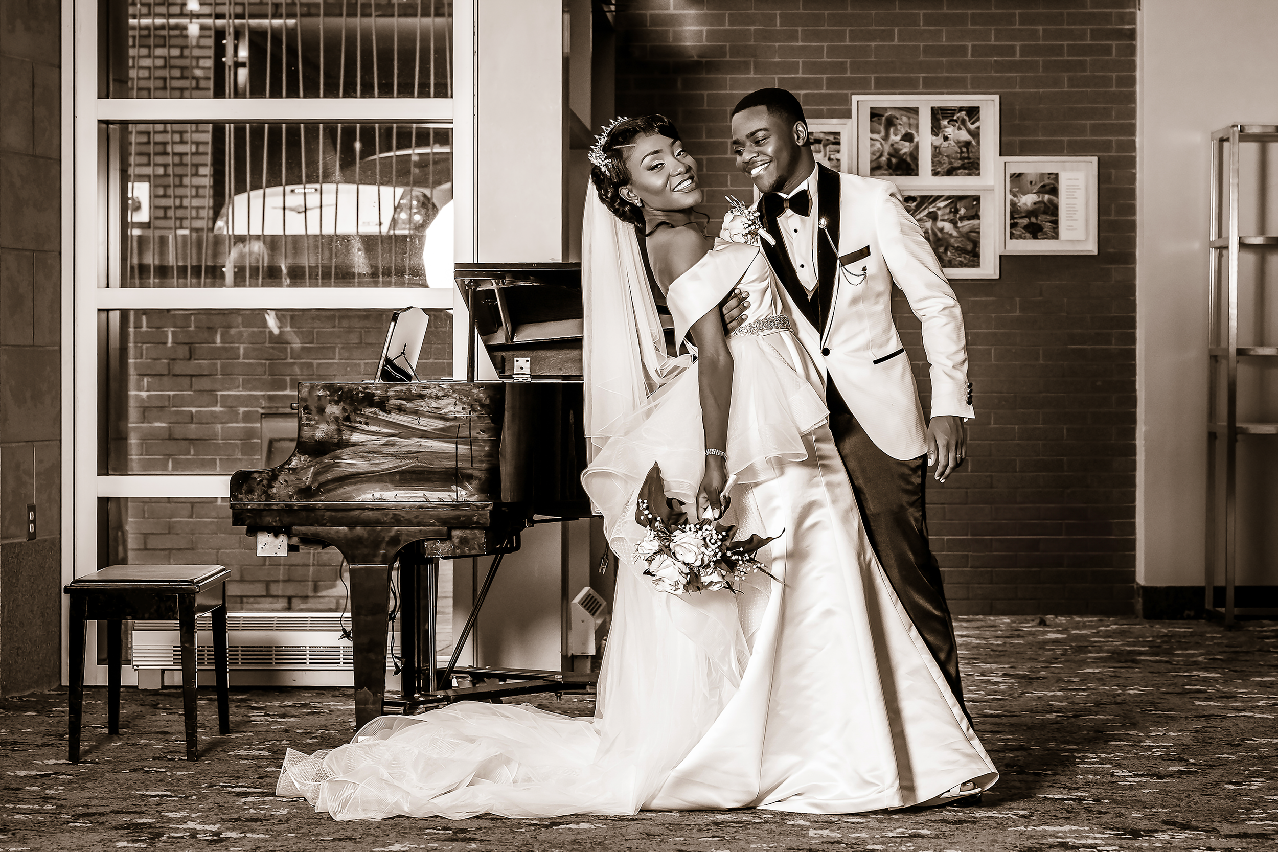 "Couple de mariés posant près d'un piano, dans un décor élégant et romantique. Photo de mariage réalisée par Payo Studio."