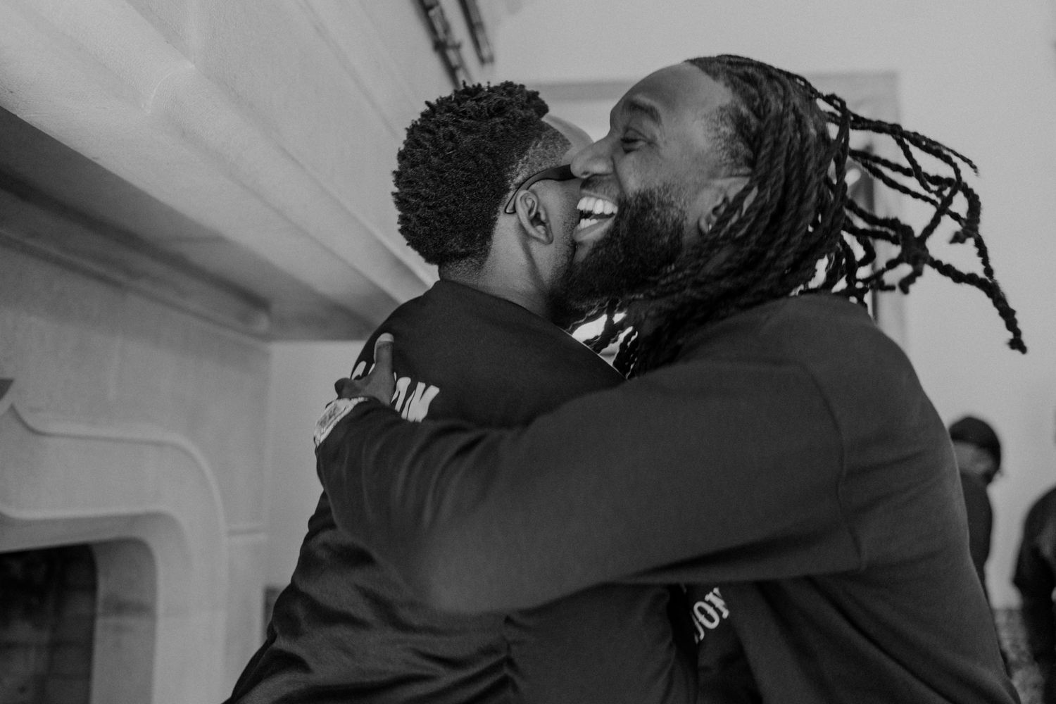 Emotional hug between friends at a documentary wedding in Porto, Portugal