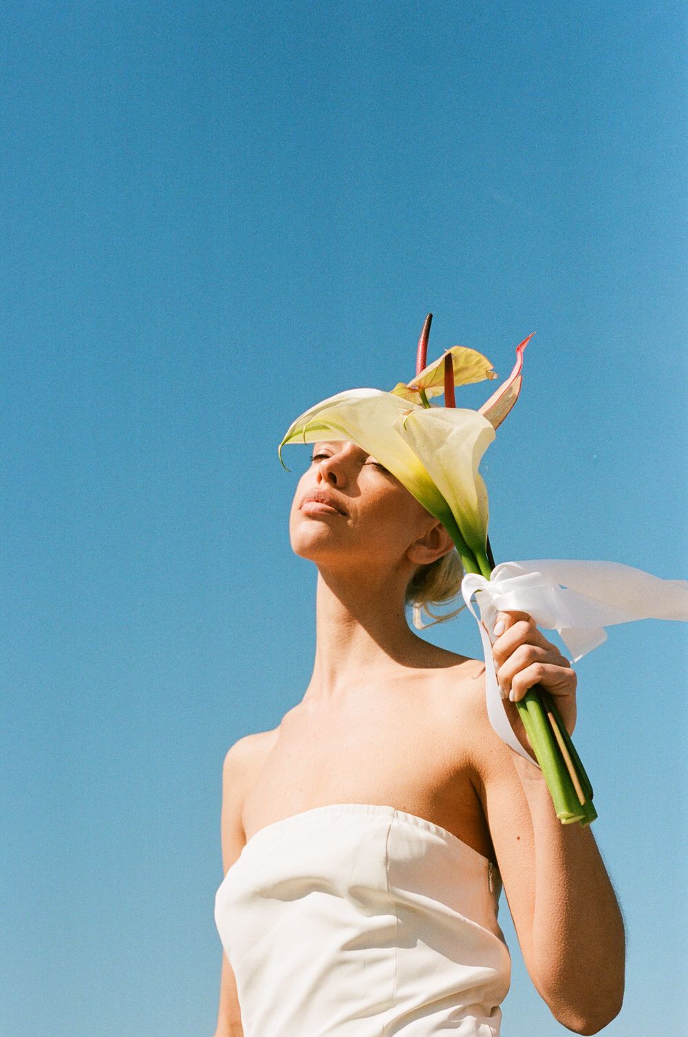 Paris film wedding photographer. Sculptural wedding bouquet Paris. Editorial wedding photography in paris