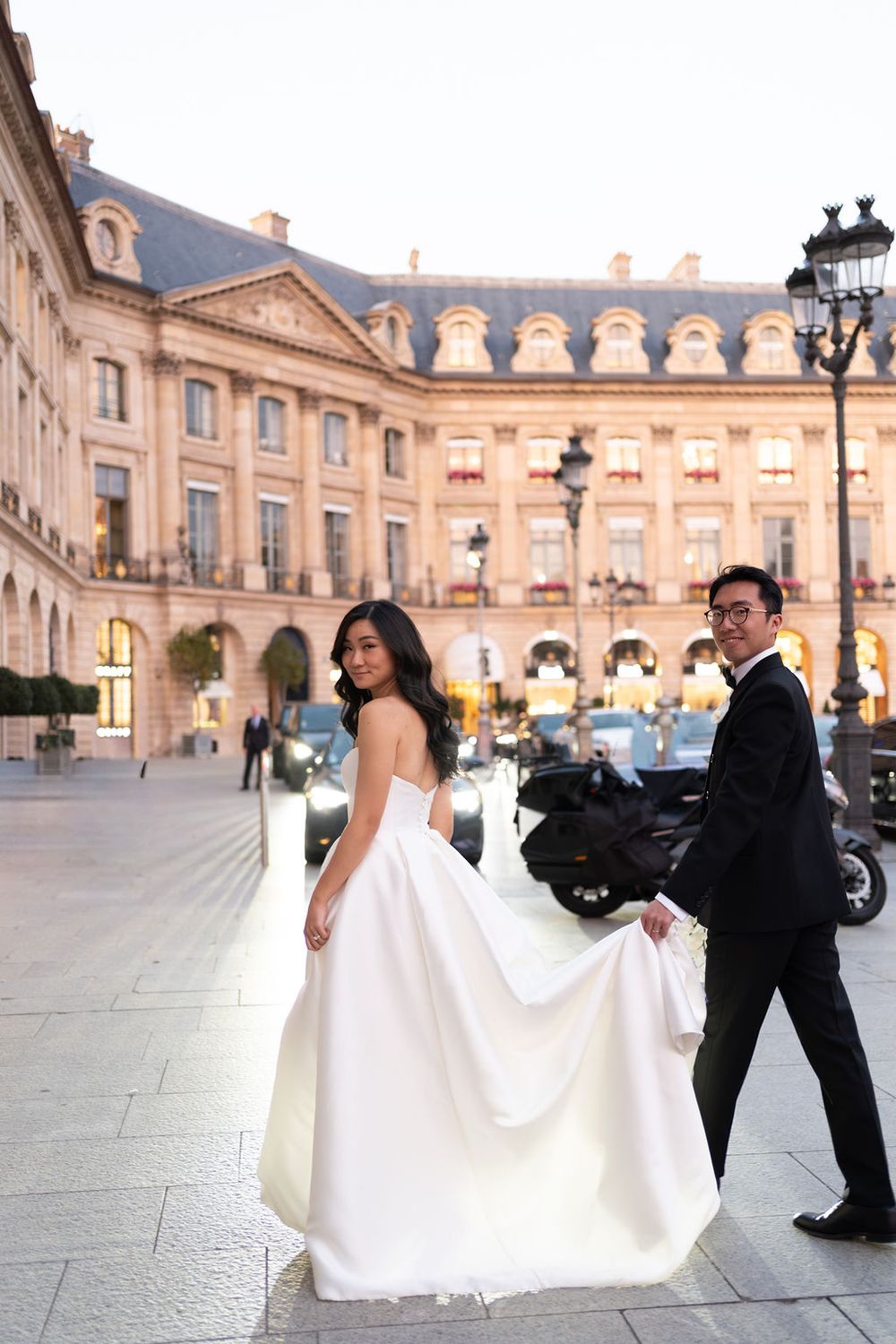 Ritz paris wedding photographer. Place vendome. Sunset Paris wedding photos. luxury paris wedding photographer. Ritz Paris wedding photos