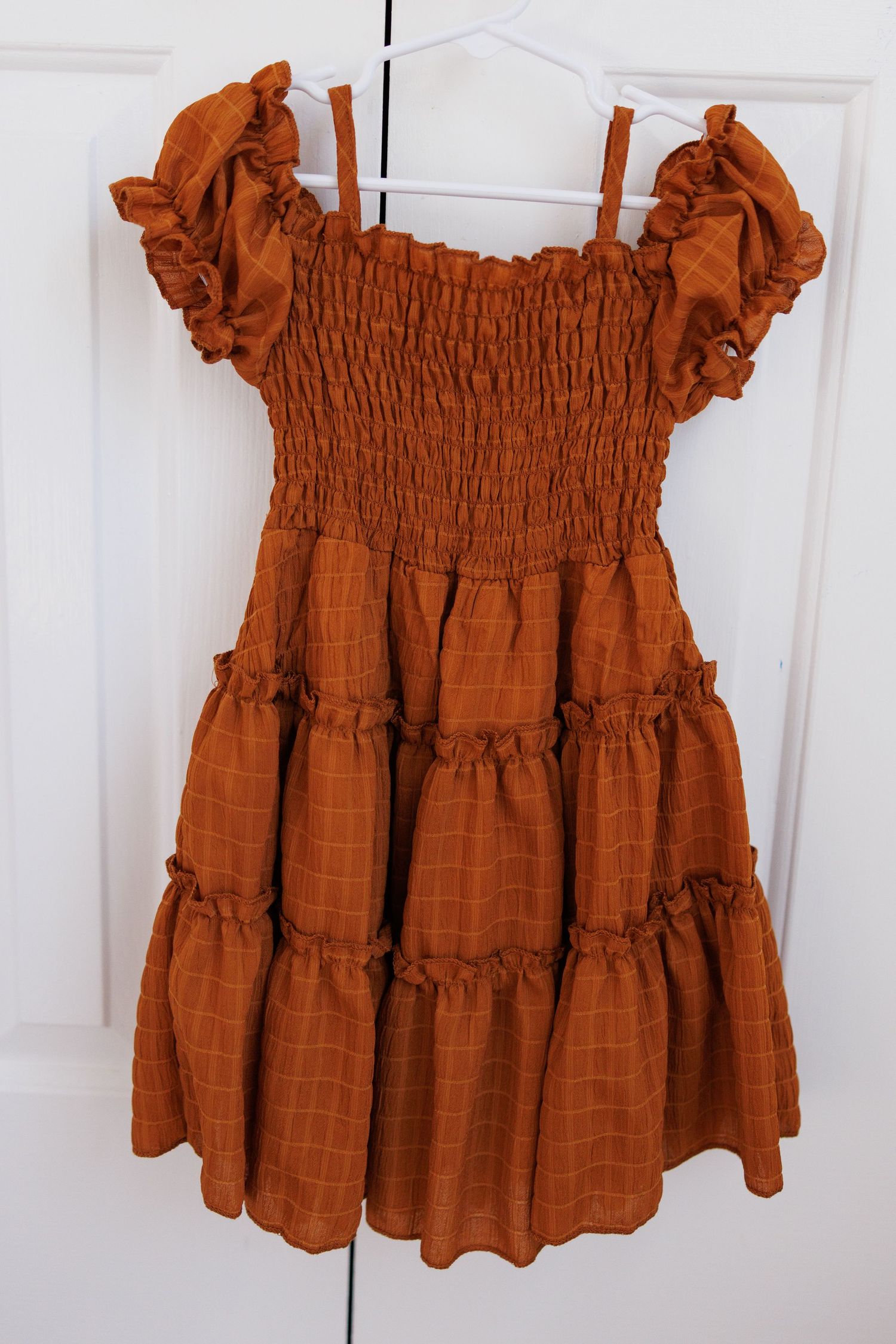 Vintage denim dress with large collar and elastic cuffs features a loose-fitting smock style design.