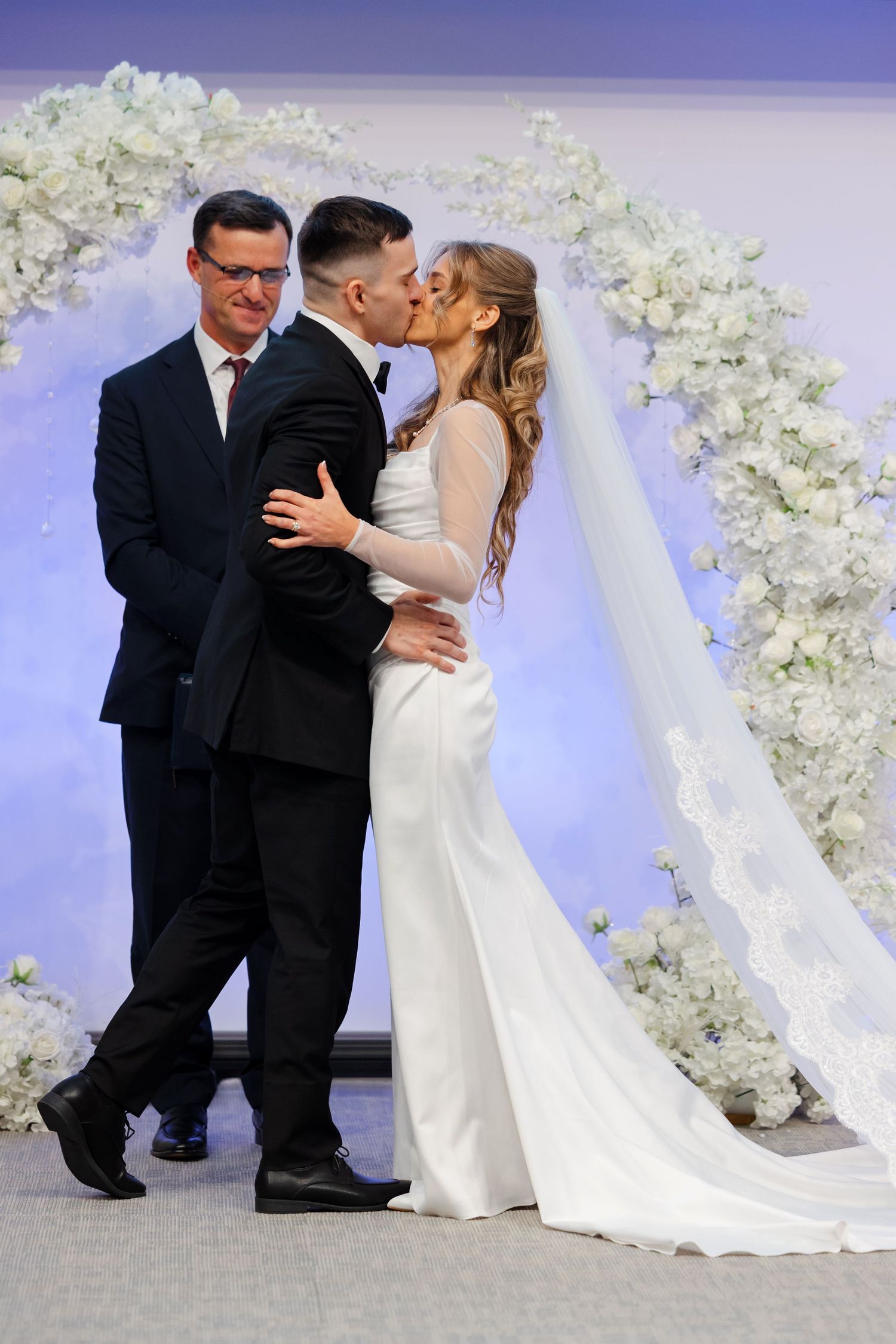 Bride and groom kiss during Ohio wedding ceremony photographed by Tom Forrest from Hudson, Ohio.