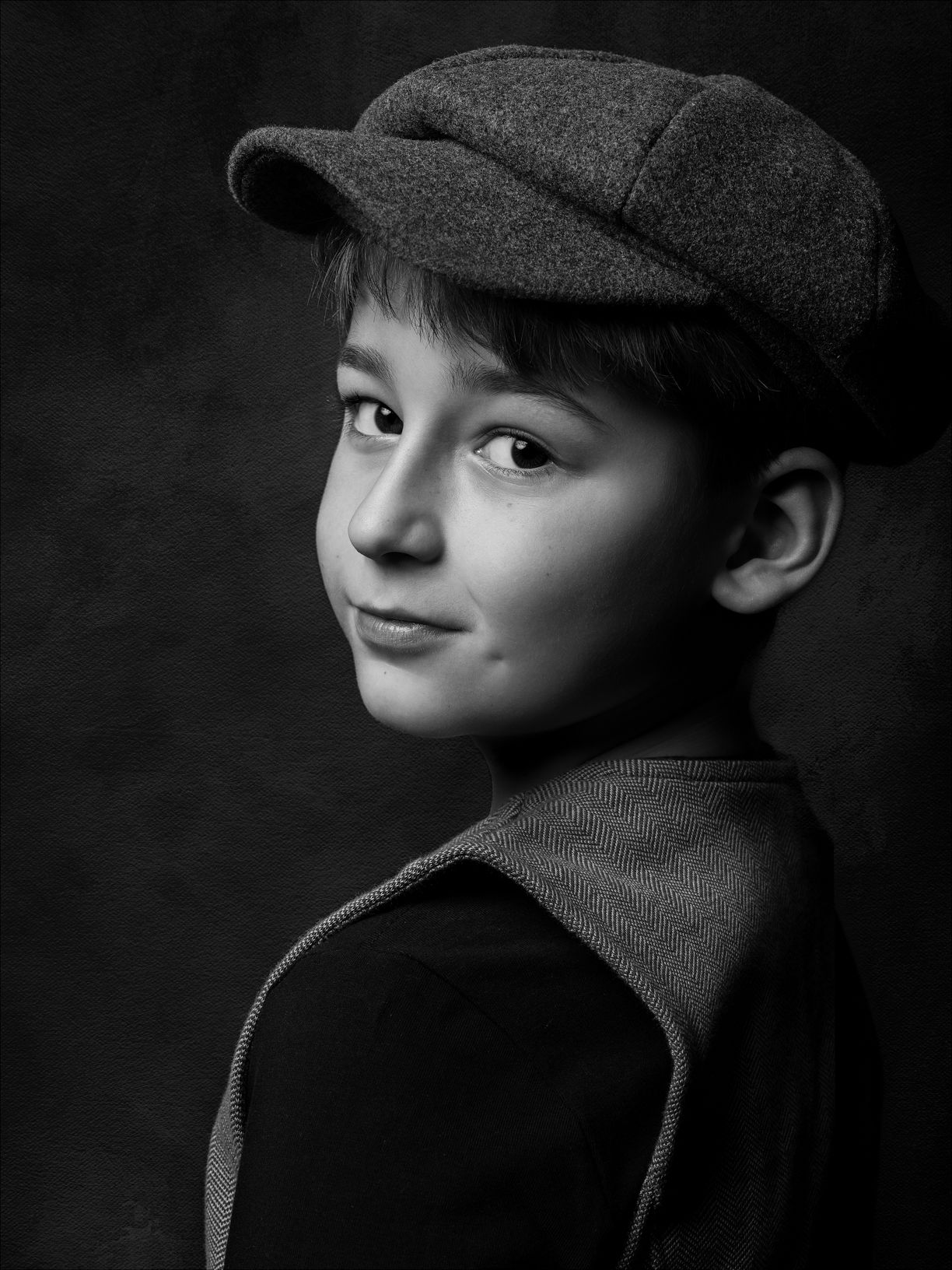 Fine-art portret op donkere achtergrond in studio, portretfotografie Breda