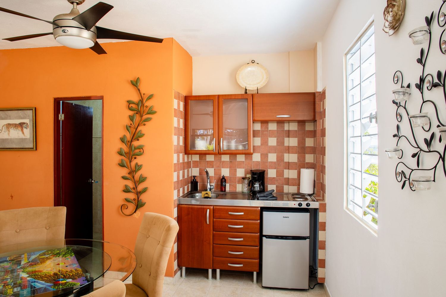 Real estate photo. Short-term rental in Aguas Buenas, Puerto Rico. Kitchenette, dining area.