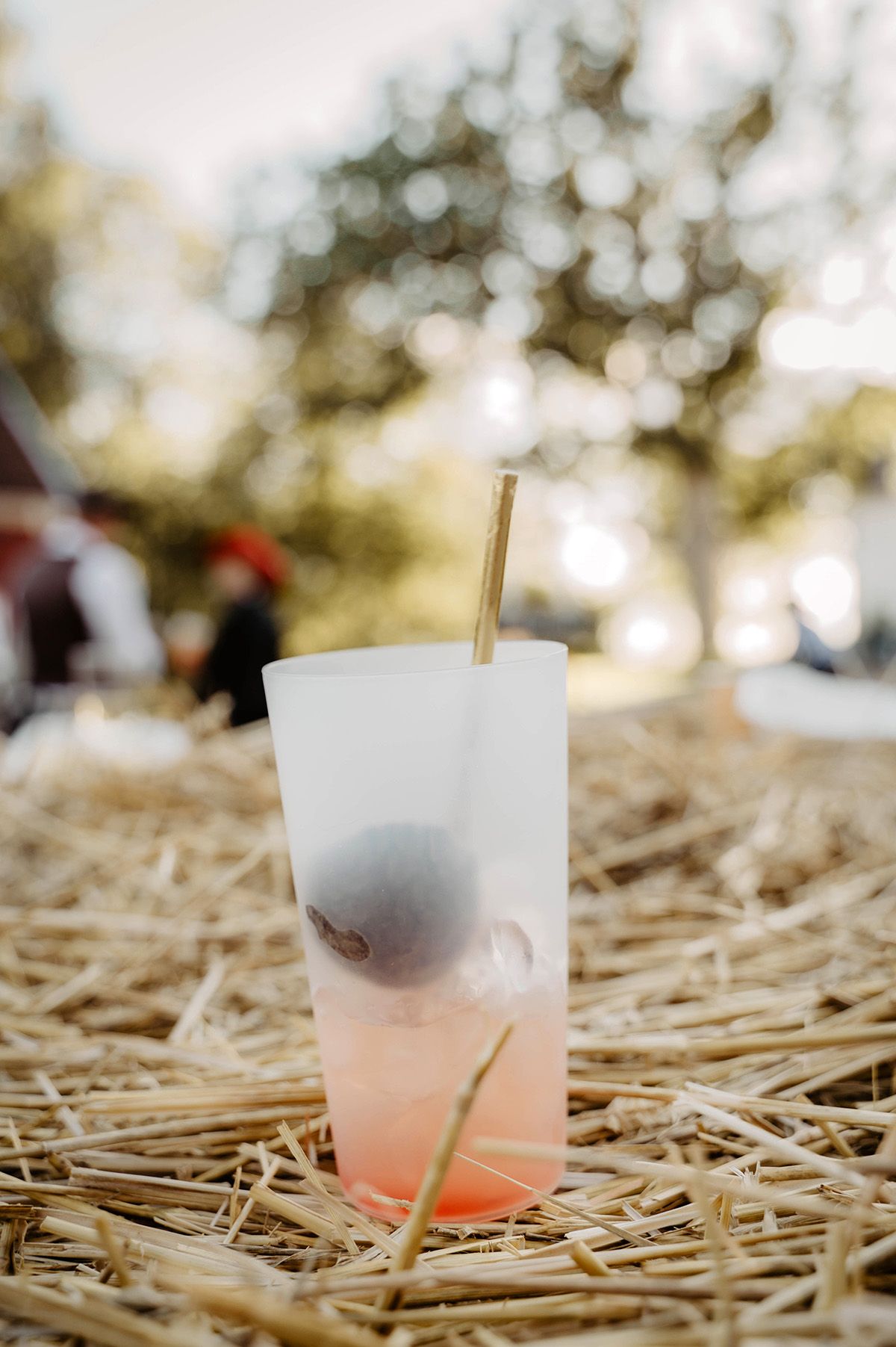 En välkomstdrink på cowboyfest står på en höbal, bild av professionell eventfotograf Lets Bloom Media i Finspång, Östergötland.