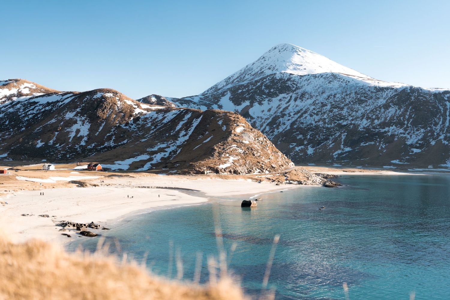 haukland beach avec de la neige sur les sommets