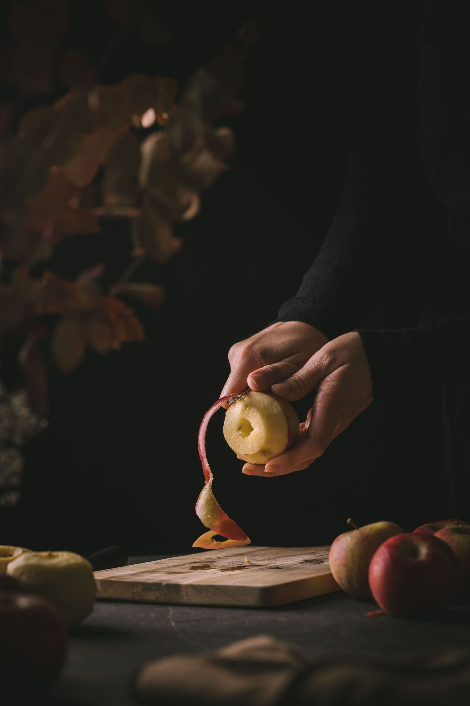 Pomme en train d'être épluchée - Mélanie Rousselle, photographe et vidéaste culinaire