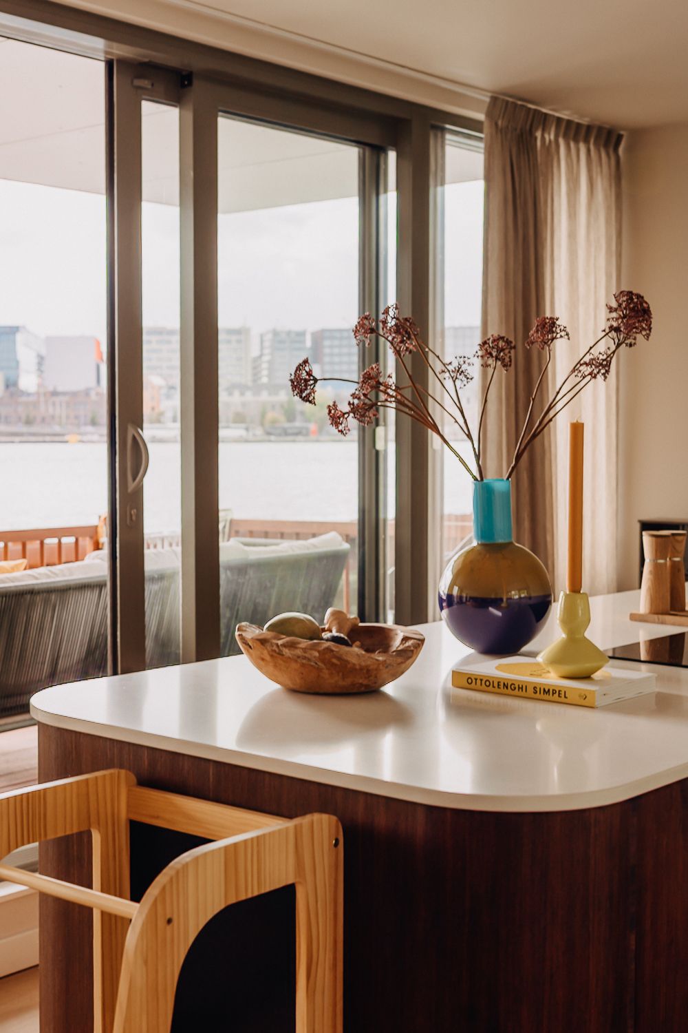OH Studio / waterwoning Amsterdam
Interieurfotografie van een moderne waterwoning in Amsterdam met keuken en houten eettafel