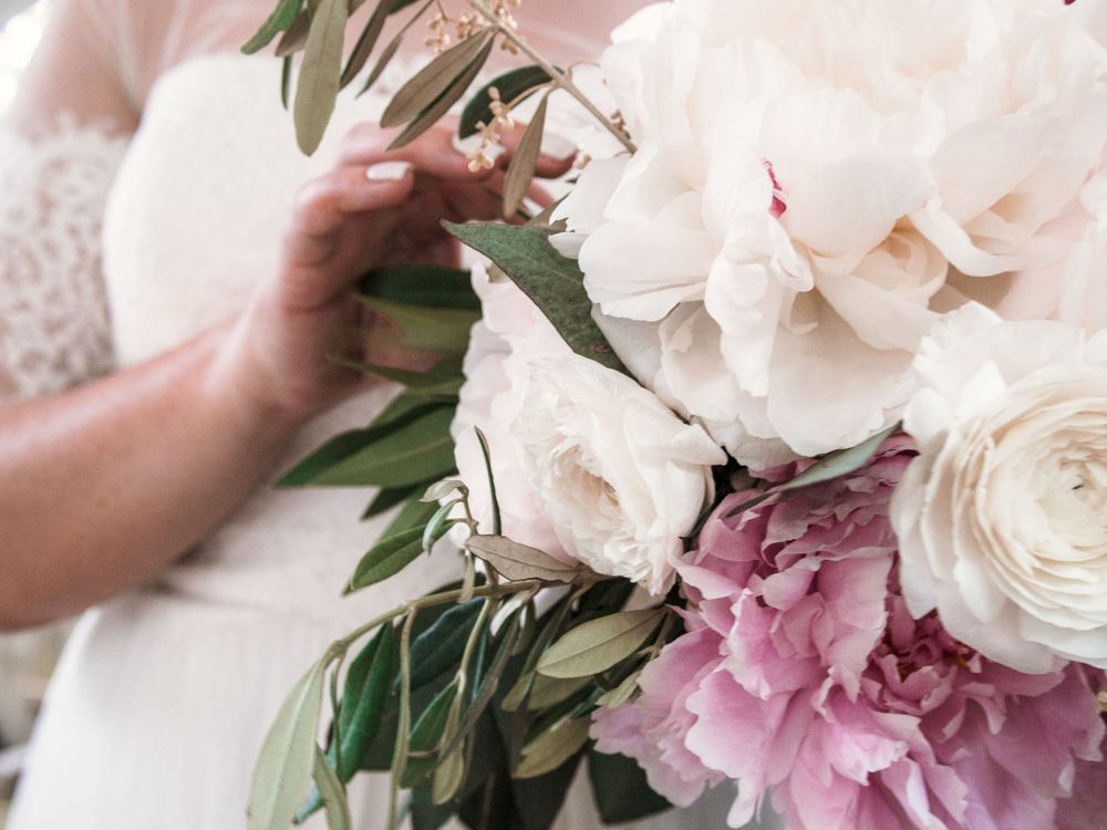 Close up of a bride holding her bouquet | Shannon Konek, Pittsburgh Photographer