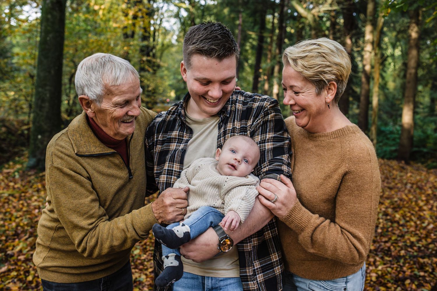 PixCel Fotografie portretfotograaf vier generatieshoot 4 generaties baby foto's Zwolle Heerenveen spontane fotografie fotoshoot