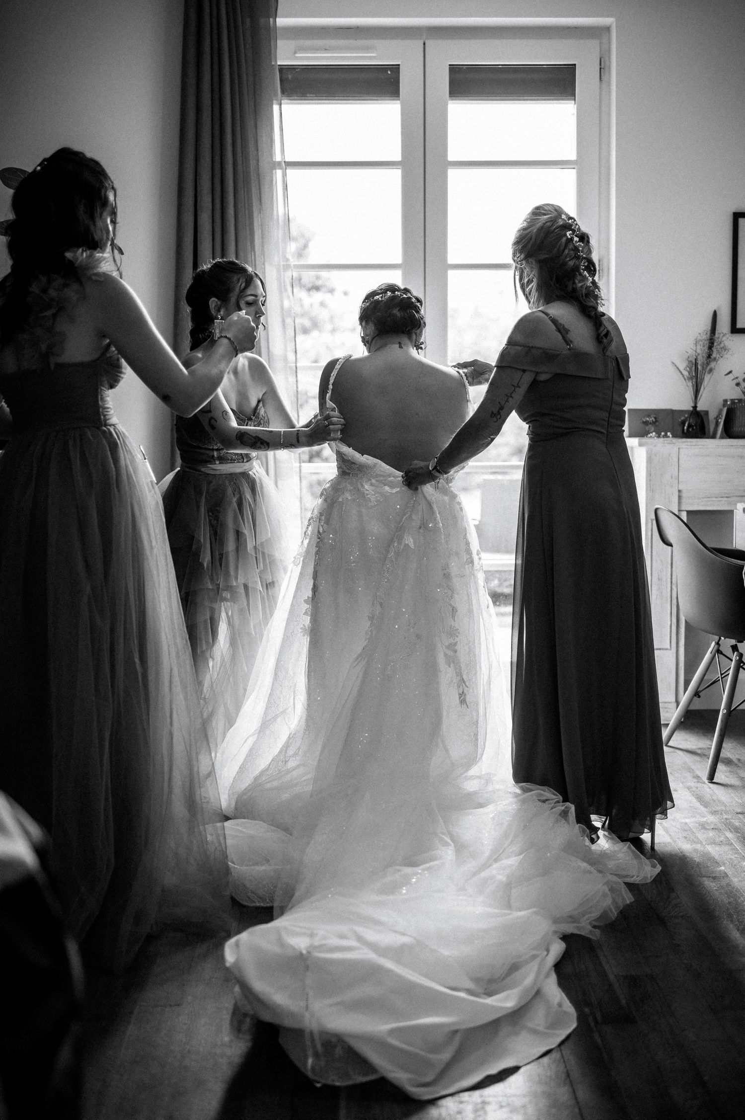 Séance photo de mariage à Vichy, combinant élégance française et décors historiques.