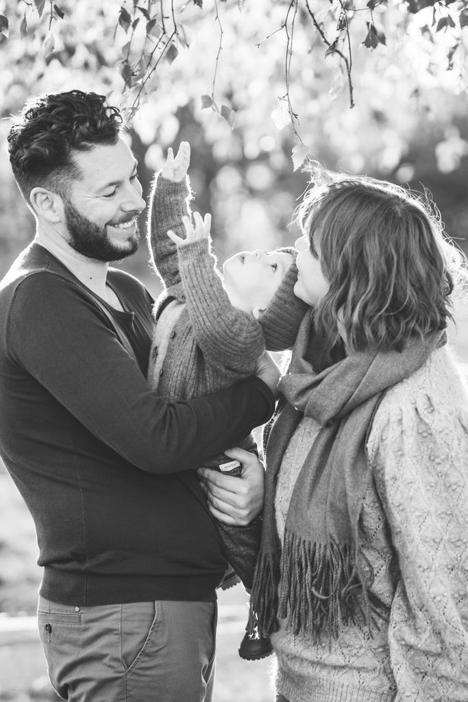 familjefotograf i stockholm. familjefoto. Photo By Anna Jarlhäll. fotograf i stockholm. Tullinge.