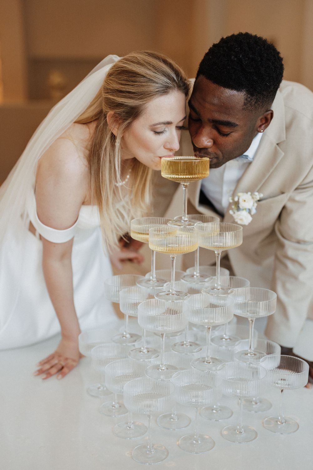 Braut und Bräutigam trinken vom Champagner Tower
