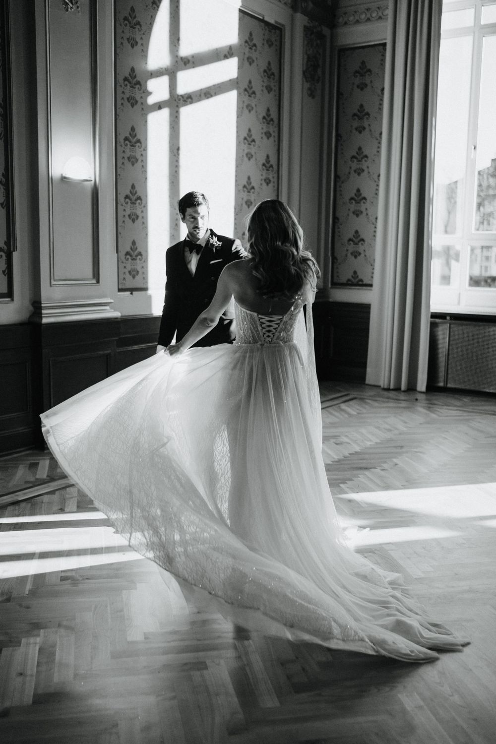 Hochzeitstanz in schwarz weiß