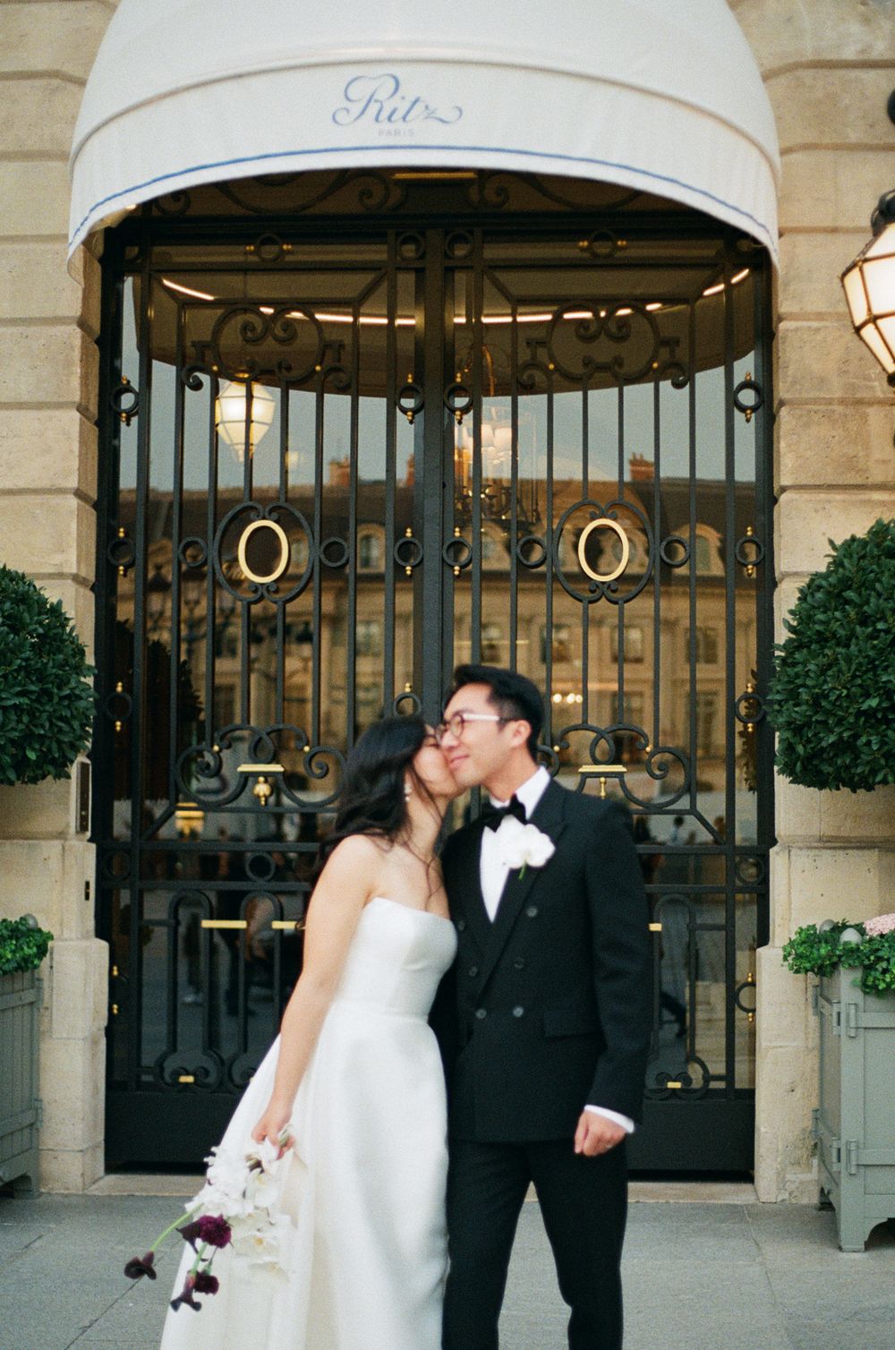 Ritz paris couple, ritz paris hotel, ritz paris wedding, ritz paris wedding photographer, paris film photographer, paris weddings shot on fi