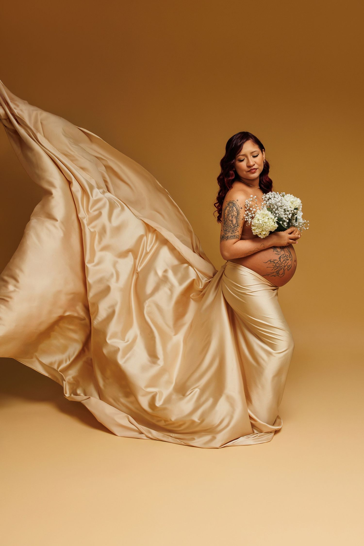 Chicago luxury maternity photography session showcasing elegant studio maternity portraits. Fine art maternity images for modern expecting m