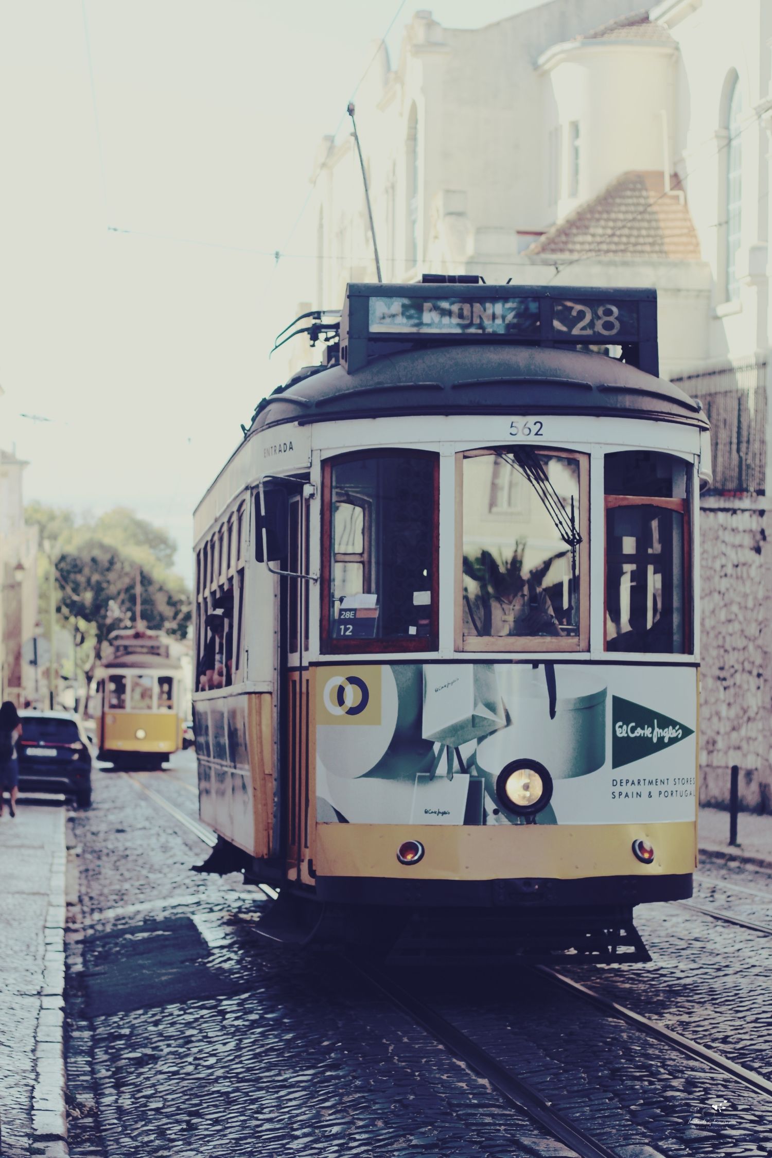 Tramway de Lisbonne sous la pluie, ambiance urbaine, photographie de voyage au Portugal