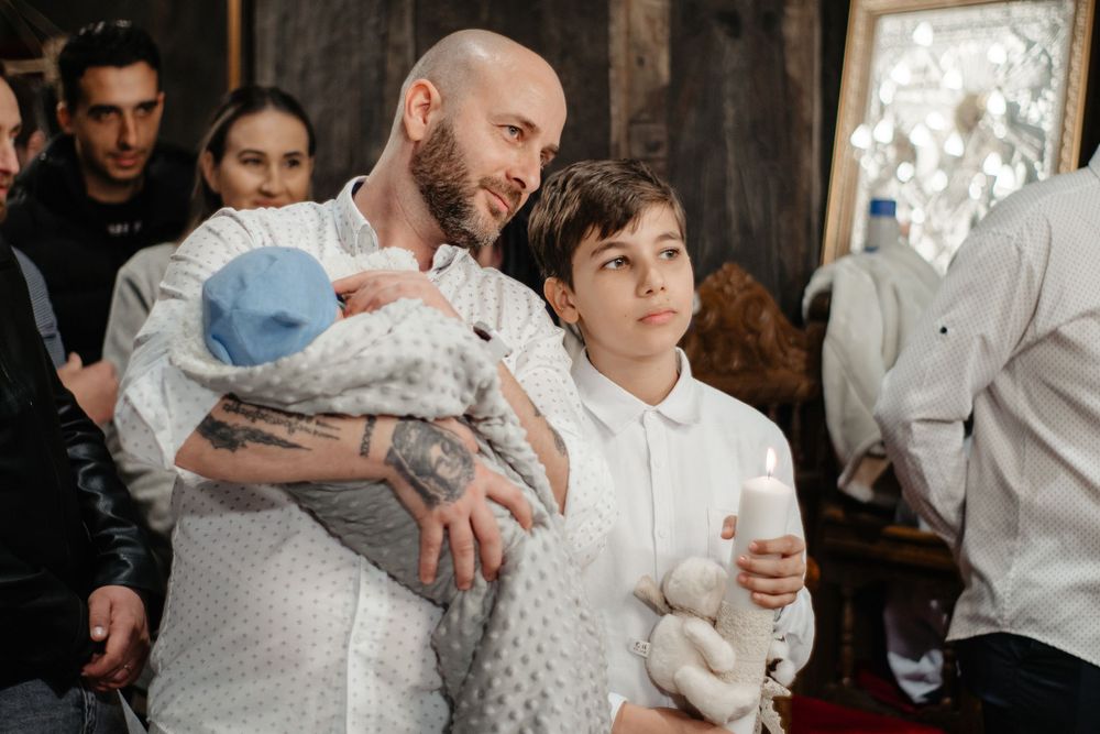 Fotografii de la botez, cu emoții autentice și momente de familie. Portretul copilului, detalii cu lumânări și cadre pline de căldură suflet
