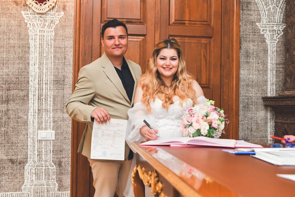 Imagini de la cununie civilă, surprinzând emoții reale și bucuria momentului. Portrete de cuplu, detalii elegante și momente pline de semnif