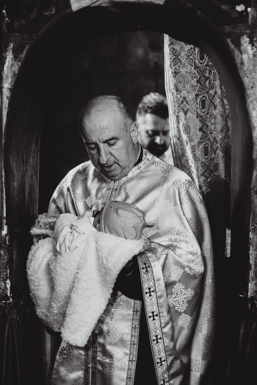 Fotografii de la botez, cu emoții autentice și momente de familie. Portretul copilului, detalii cu lumânări și cadre pline de căldură suflet