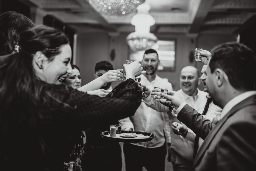 Fotografii de la botez, cu emoții autentice și momente de familie. Portretul copilului, detalii cu lumânări și cadre pline de căldură suflet