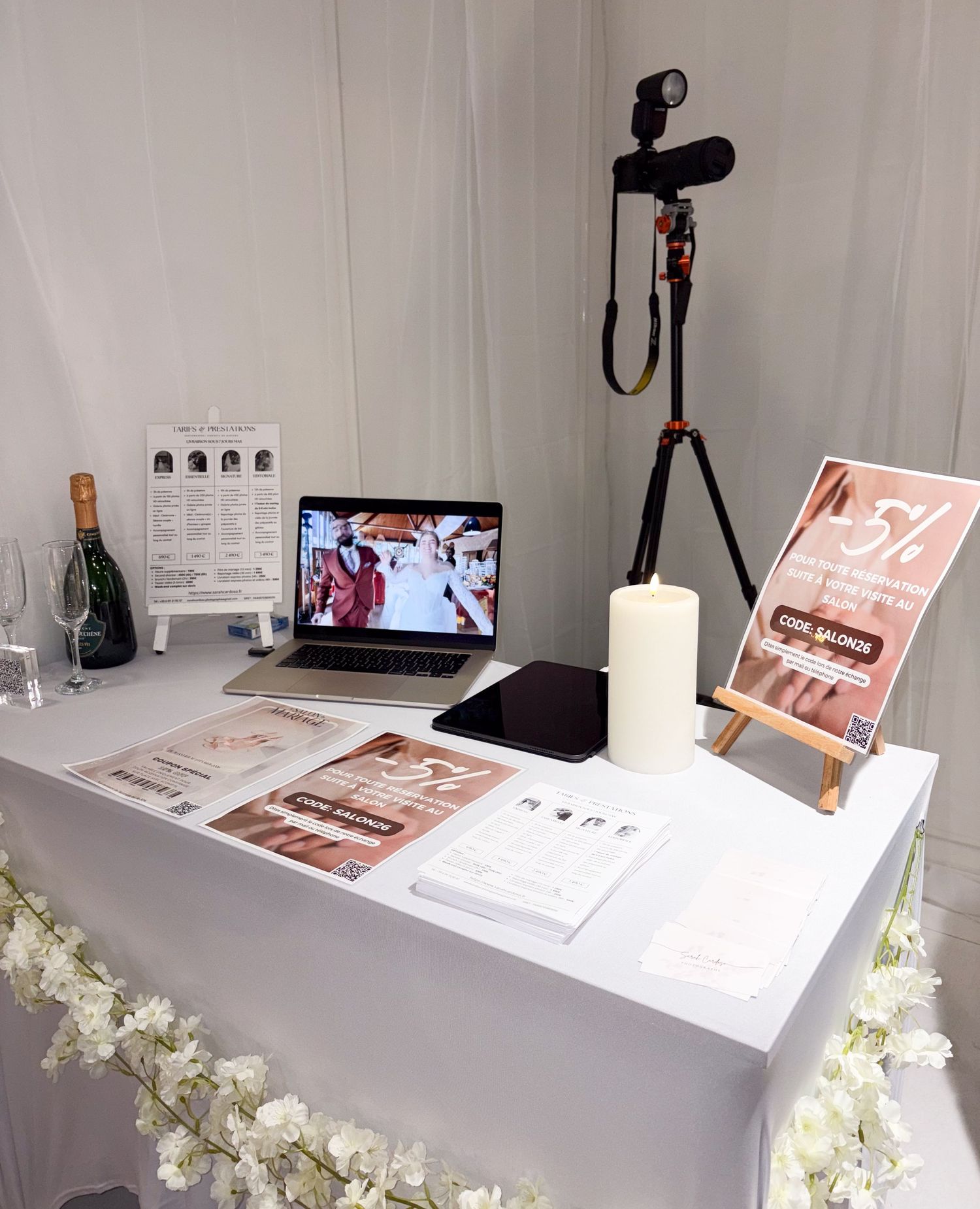 Setup d'un stand de photographe au Salon du Mariage de Paris.