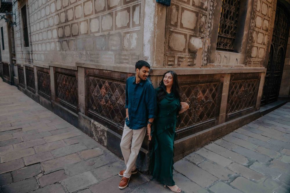 Natural couples photoshoot Barcelona featuring dramatic morning light.