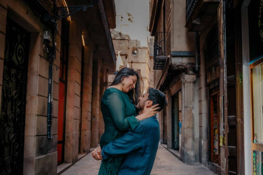 Sunny October morning anniversary photoshoot in the Gothic Quarter.