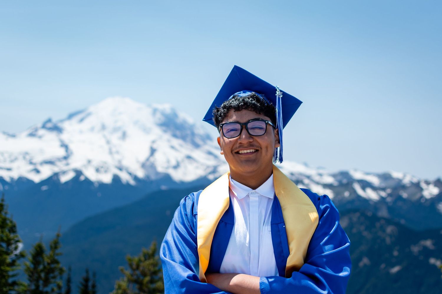 Graduation photos at Mount Rainier in Washington with mountain backdrop