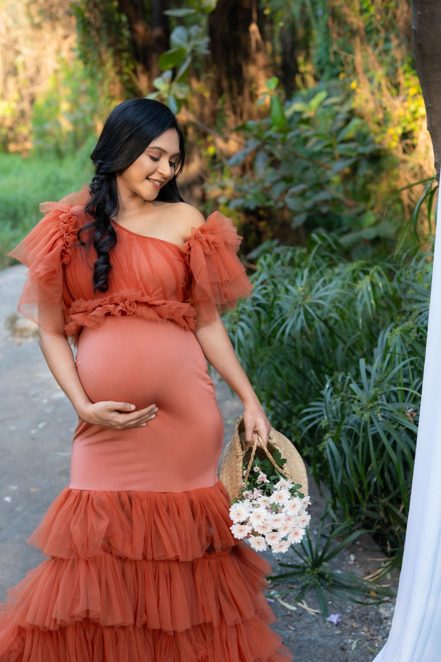 Outdoor maternity photoshoot in Hyderabad showing ideal weather conditions during the most comfortable pregnancy season