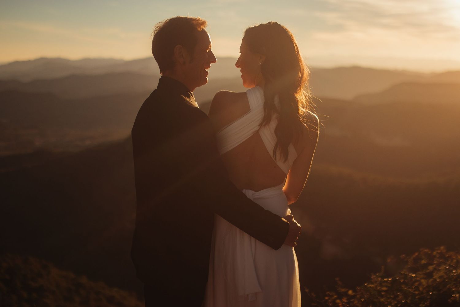 Sesión postboda en la playa de Tarragona al atardecer con luz cálida