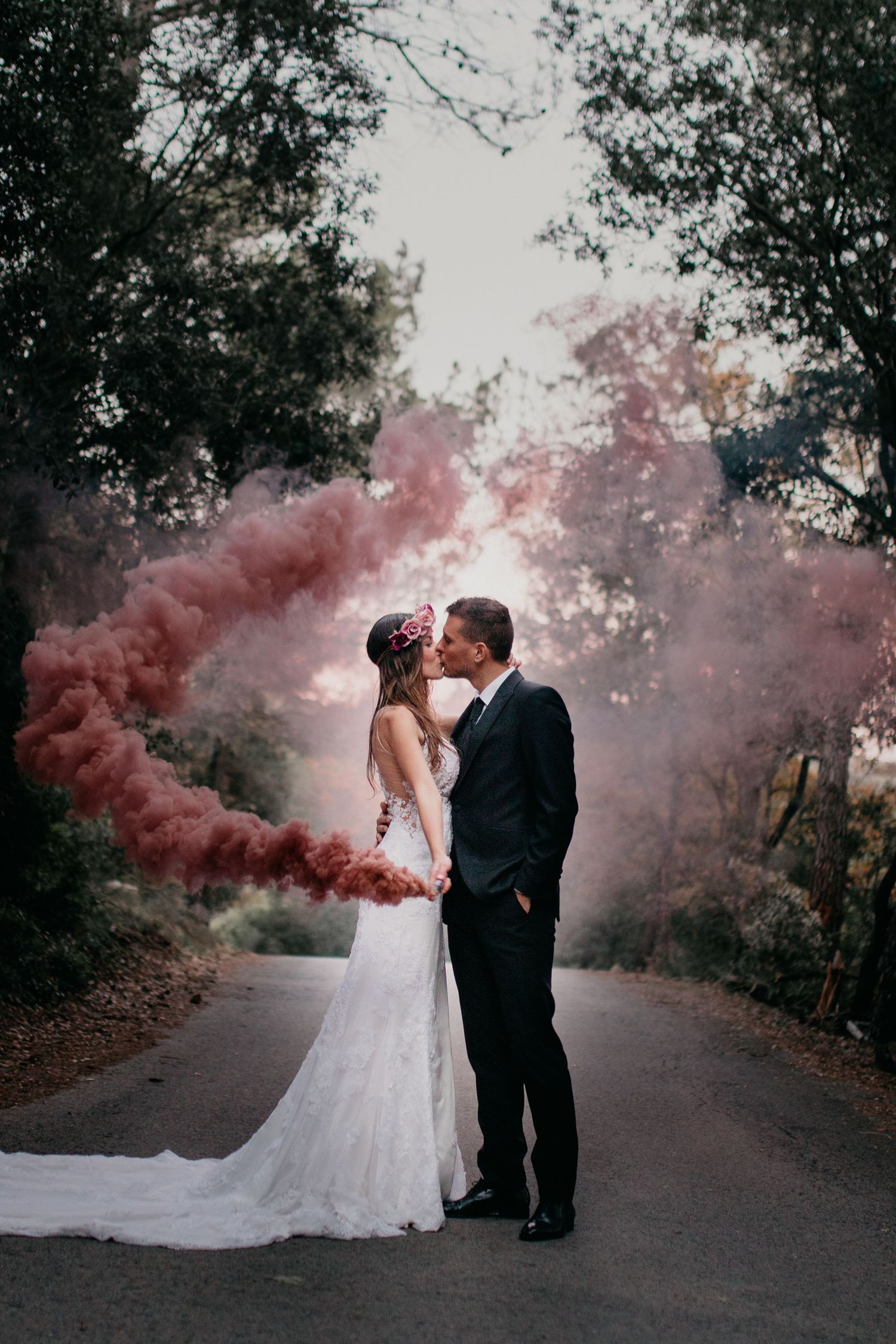 Pareja con humo de color en sesión postboda en Tarragona