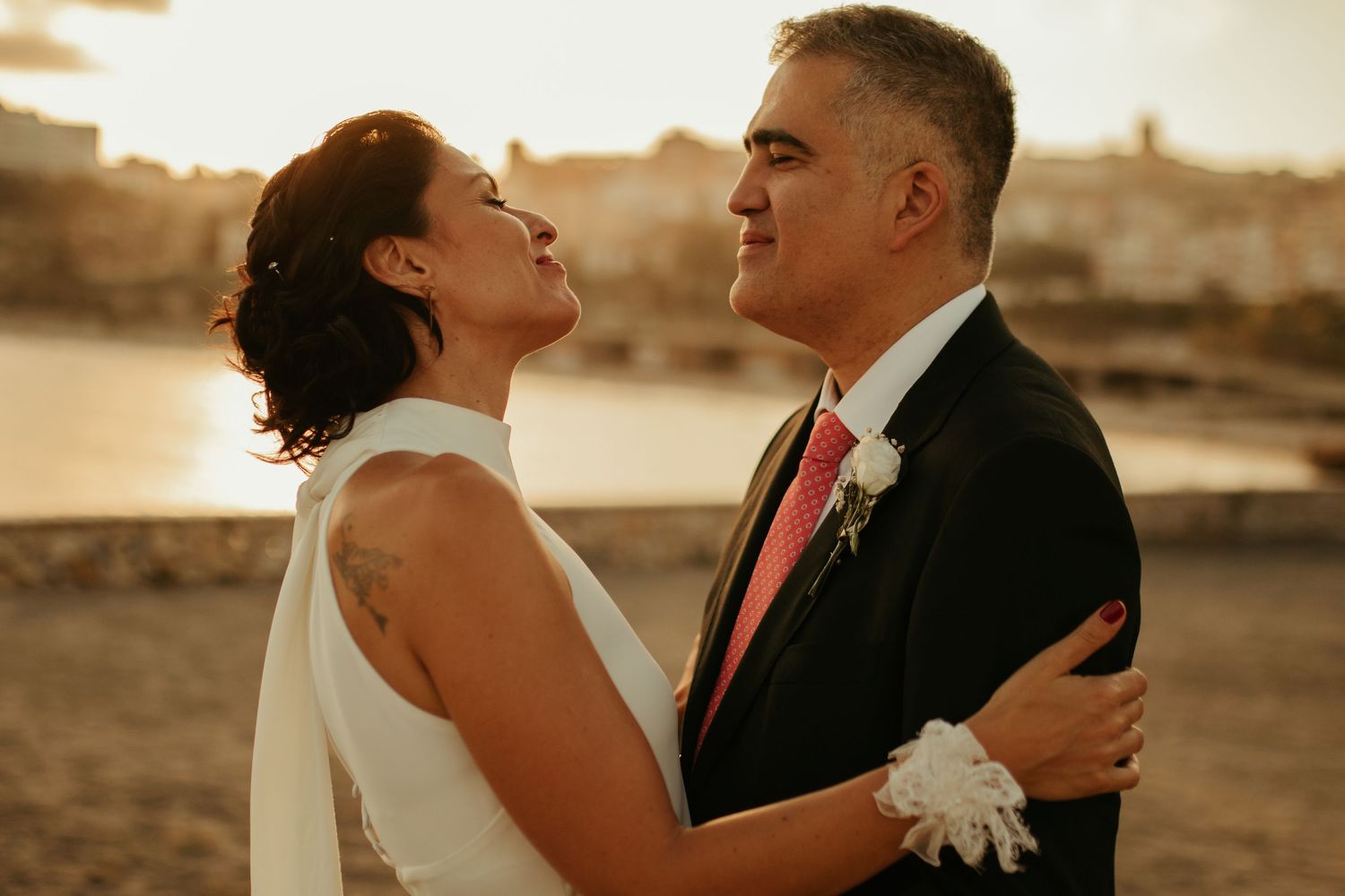 Novios abrazándose durante postboda en la Costa Dorada